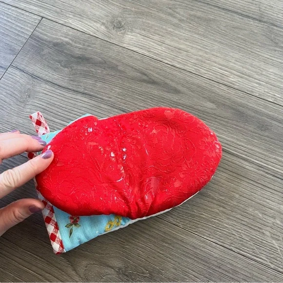 The Pioneer Women Multicolored Oven Mitt Grippy Details On Grasp floral - Picture 3 of 6
